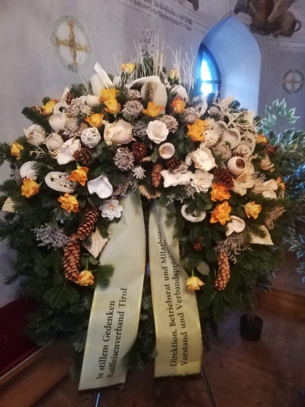 Trockenkranz mit frischen Blumen